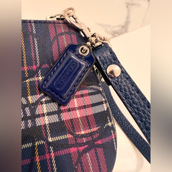 🚨‼️LOW START‼️COACH POPPY EUC  Blue &Pink Wristlet Clutch. CLEAN/NO CALLOUTS✨ - Picture 6 of 14